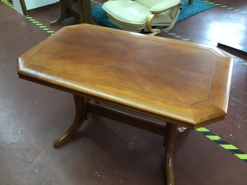 Höhenverstellbarer Couchtisch, Farbe: Kirsch